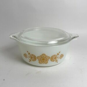 Vintage Pyrex Butterfly Gold 472 1.5 Pt Round Casserole Dish with Lid White Gold